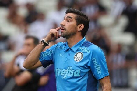 Abel Ferreira na beira do gramado em jogo do Palmeiras