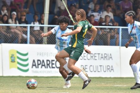 Jogadoras disputando a semifinal da Taça das Favelas