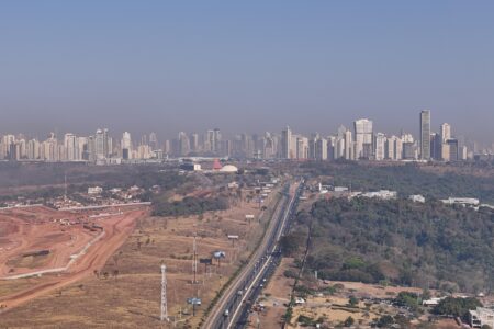 Fumaça no céu de Goiânia (Foto: @tna.drones)