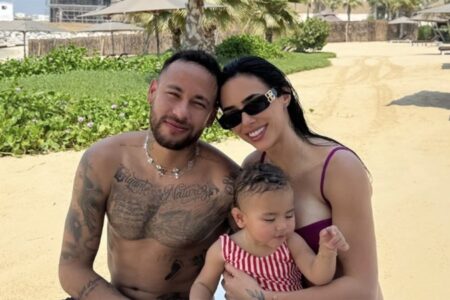 Neymar ao lado da namorada Bruna Biancardi e a filha Mavie