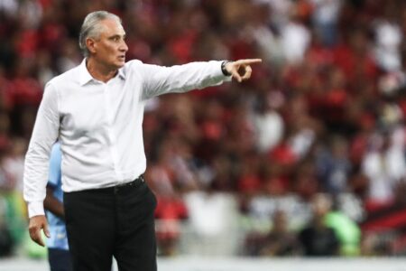 Tite apontando na beira do gramado