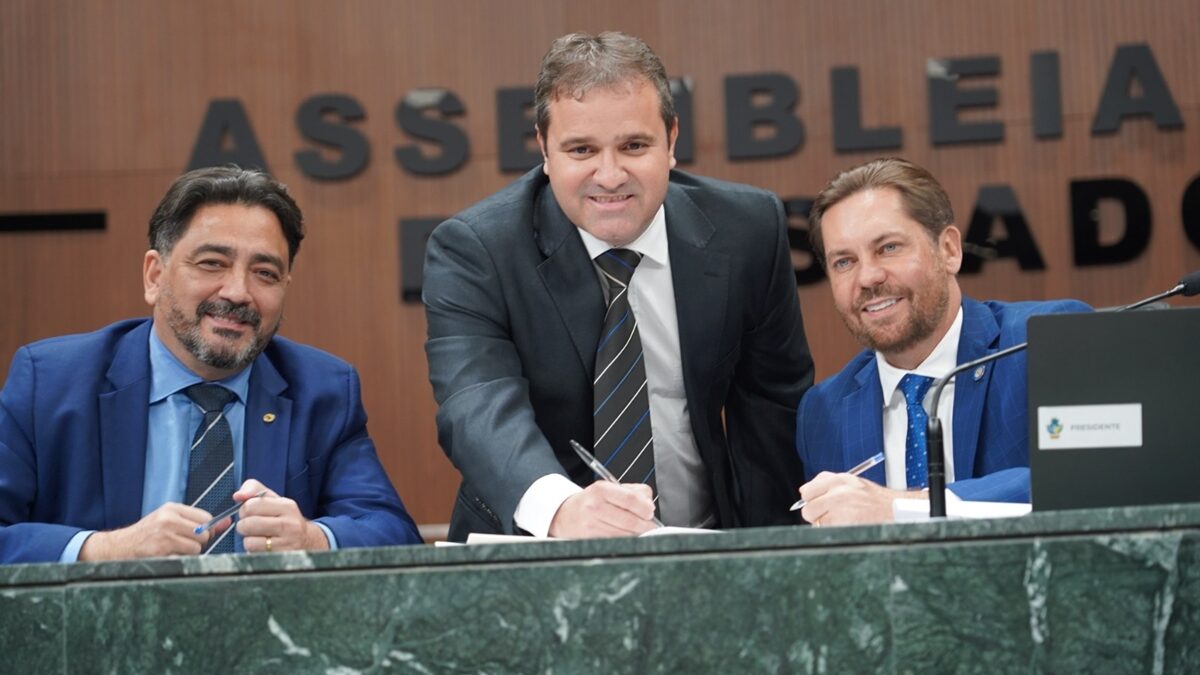 Dr. Rodrigo Fernandes toma posse como primeiro deputado estadual nascido em Uruaçu
