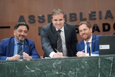 Dr. Rodrigo Fernandes toma posse como primeiro deputado estadual nascido em Uruaçu