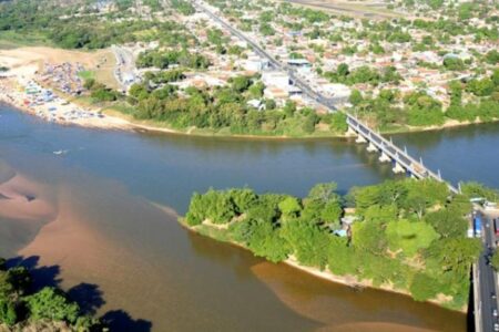 Imagem aérea mostra o rio da cidade de São Miguel do Araguaia