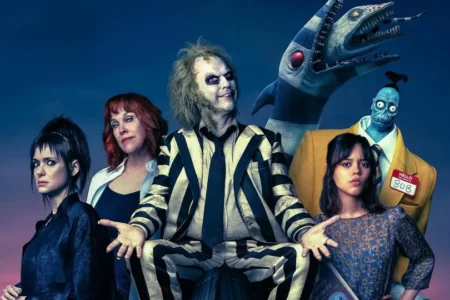 "Os Fantasmas Ainda Se Divertem: Beetlejuice Beetlejuice", como todas as continuações de clássicos lançadas nos últimos anos, abraça a nostalgia para contar sua história. No caso deste filme, é a nostalgia responsável por chamar nossa atenção e nos deixar presos, e envolvidos, com o desenrolar da trama. Pegar cada easter egg do primeiro filme e conhecer outros lugares do mundo dos mortos é deixar Burton super à vontade para mergulhar de cabeça no estranho, e misturá-lo com o humor irreverente tão presente no original. Optar também em manter a identidade visual com o uso de efeitos especiais práticos como bonecos, stop-motion e etc, é outro ponto magistral do filme que nos deixa ainda mais entretidos e empolgados.