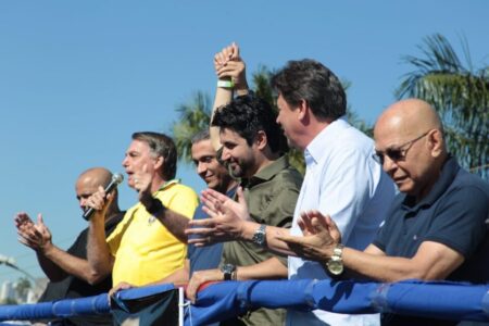 Imagem mostra homens em cima de um trio elétrico