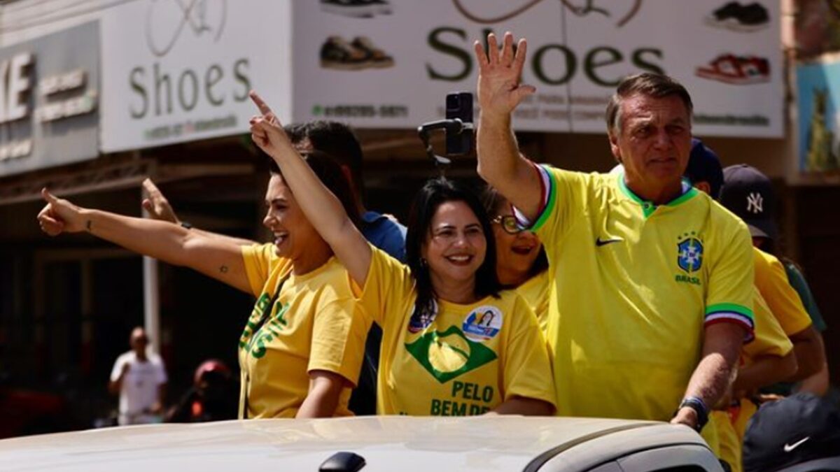 Bolsonaro e Michelle participam de carreata em Goiás