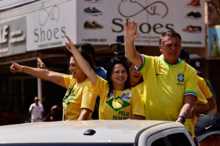 Bolsonaro e Michelle participam de carreata em Goiás