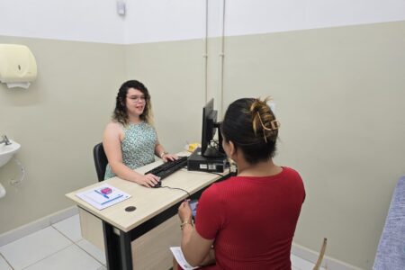 Pessoa trans recebe atendimento no Transviver