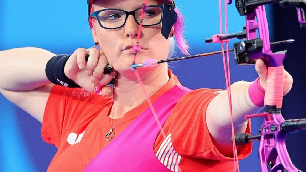 Grávida de sete meses, arqueira conquista medalha na Paralimpíada de Paris primeira atleta grávida em um pódio paraolímpico da história