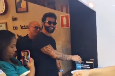 Gusttavo Lima visita restaurante em Goiânia que o ajudou antes da fama