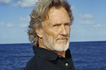 Kris Kristofferson, que alcançou sucesso como um inovador cantor e compositor de música country e uma estrela de cinema e TV de Hollywood, morreu em sua casa em Maui, Havaí. Nenhuma causa da morte foi revelada até o momento, mas ele foi descrito como tendo falecido pacificamente enquanto estava cercado pela família. Ele tinha 88 anos.