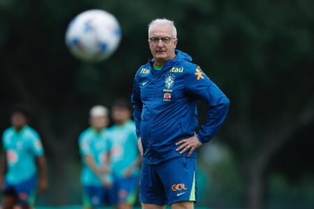 Dorival Júnior observando treino da Seleção Brasileira