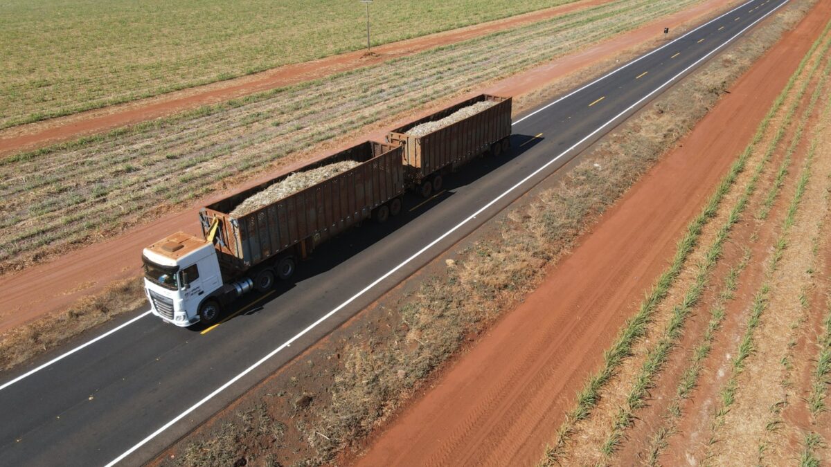 Foto coloria mostra carreta trafegando na GO-040, pavimentada com recursos do Fundeinfra