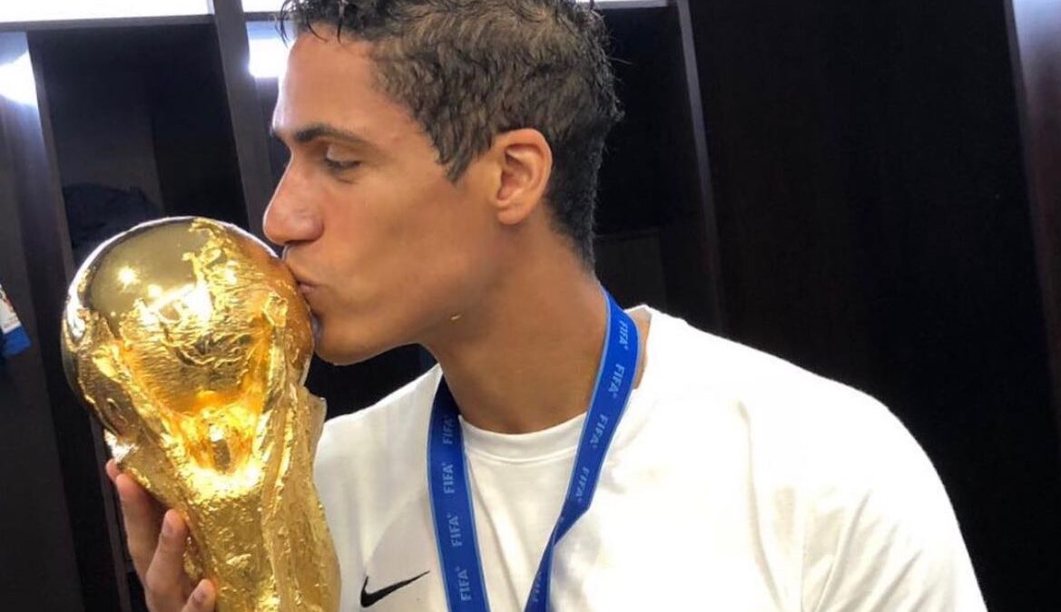 Raphael Varane beijando a taça da Copa do Mundo