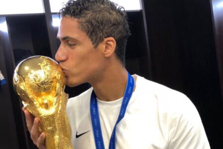 Raphael Varane beijando a taça da Copa do Mundo