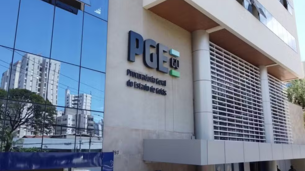 Imagem colorida mostra a entrada do prédio da Procuradoria Geral do Estado de Goiás