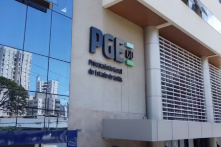 Imagem colorida mostra a entrada do prédio da Procuradoria Geral do Estado de Goiás