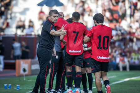 Umberto Louzer orientando os jogadores na beira do gramado