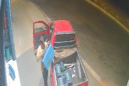 Criminosos usam carro para arrombar e roubar loja de baterias em Goiânia