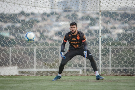 Goleiro Vitor Hugo treinando