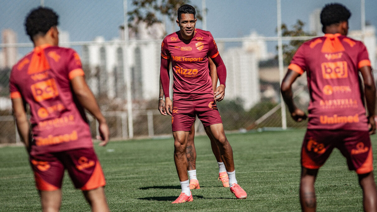 Igor Henrique durante treinamento no CT Vila do Tigre