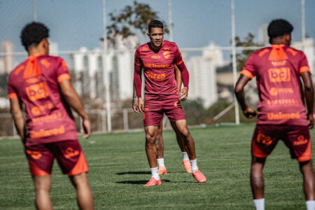 Igor Henrique durante treinamento no CT Vila do Tigre