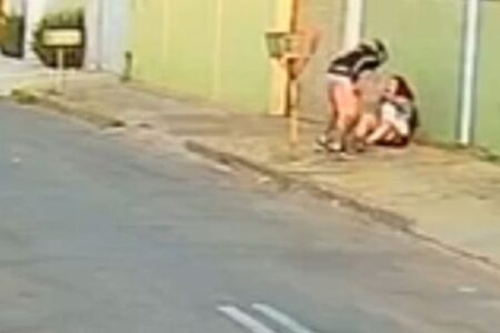 Assaltante tem roubo frustrado e apanha em rua de Anápolis; assista ao vídeo Criminoso levou socos, chutes e golpes de capacete