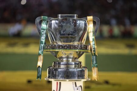 Troféu da Copa do Brasil em um estádio