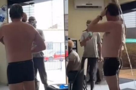 Protesto contra a falta de água: homem toma banho de cueca em recepção de empresa Algumas pessoas que aguardavam atendimento até ajudaram