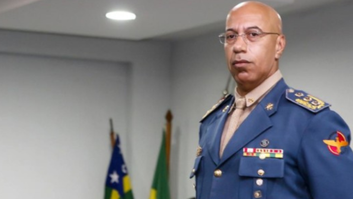 Imagem colorida mostra a foto do subcomandante dos bombeiros usando uma farda azul.