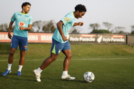 Endrick treinando com a Seleção Brasileira