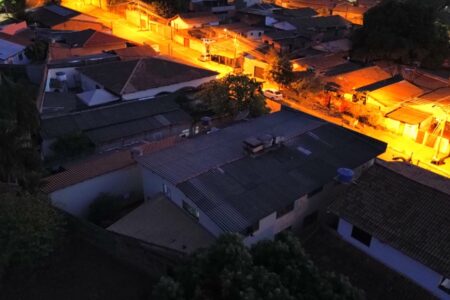 Imagem aérea mostra casas