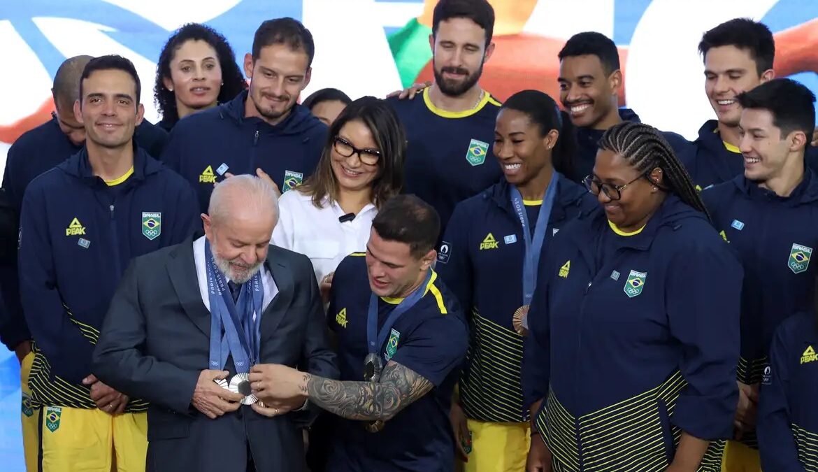 Lula com medalhas e atletas olímpicos após Paris 2024