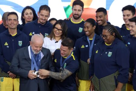 Lula com medalhas e atletas olímpicos após Paris 2024