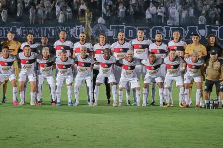 Elenco do Anápolis perfilado no campo