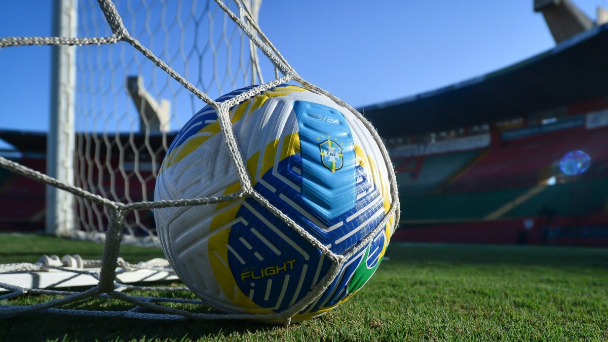 Bola oficial da CBF no fundo da rede