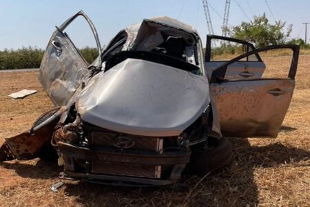 Carro com quatro pessoas capota entre Caldas Novas e Araguari (MG) e uma mulher morre