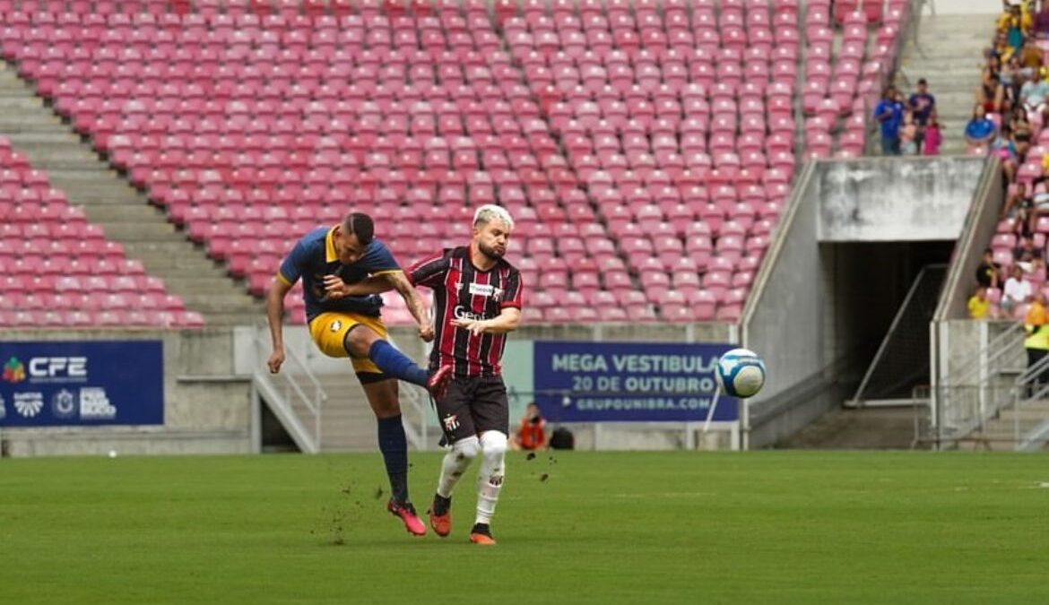Jogada sendo disputada na Arena Pernambuco