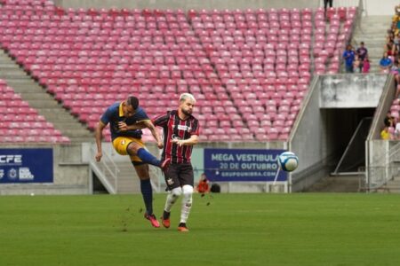 Jogada sendo disputada na Arena Pernambuco