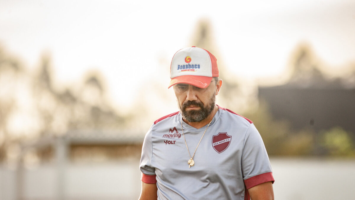 Luizinho Lopes com a cabeça baixa no treino