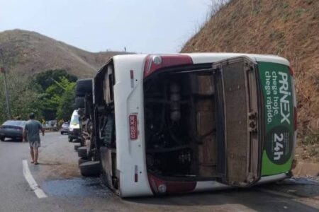 Imagem mostra um ônibus tombado