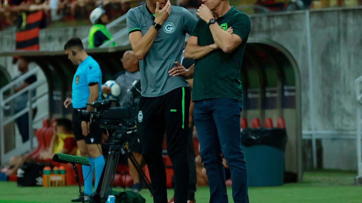 Vagner Mancini conversando com Rever na beira do gramado