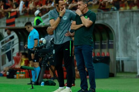 Vagner Mancini conversando com Rever na beira do gramado