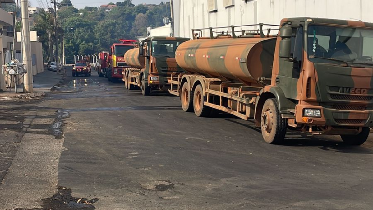 Imagem colorida mostra um caminhão queimado após pegar fogo