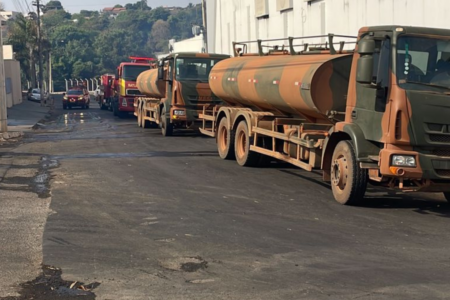 Imagem colorida mostra um caminhão queimado após pegar fogo