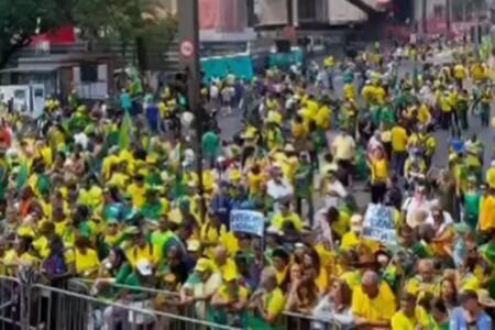 Bolsonaristas tomam parte da Paulista em protesto contra decisões de Moraes