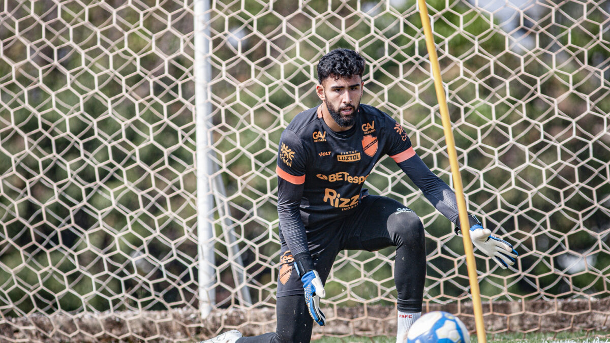 Goleiro Vitor Hugo treinando no Vila Nova
