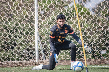 Goleiro Vitor Hugo treinando no Vila Nova