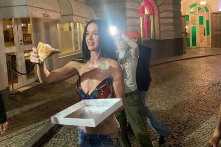 Katy Perry distribui pizza para fãs que estavam na porta de hotel no Rio